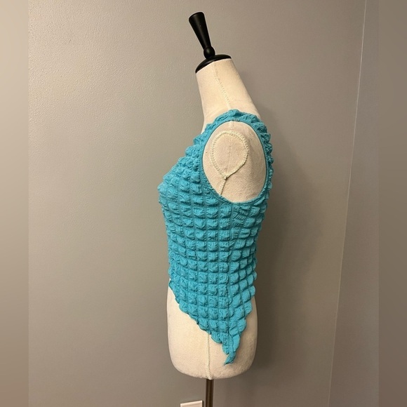 NWT PrettyLittleThing Popcorn Textured One Shoulder Asymmetric Hem Crop Top - 6 - Picture 3 of 11